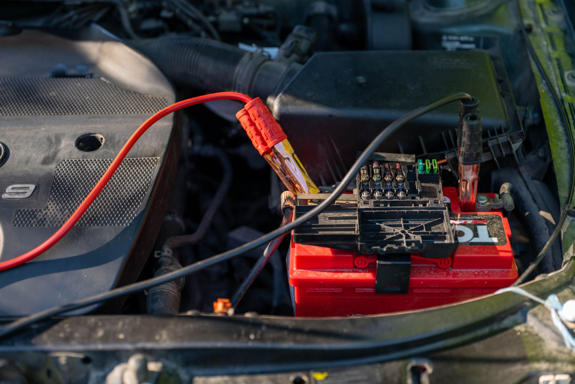 Chargeur de batterie branché sur une voiture