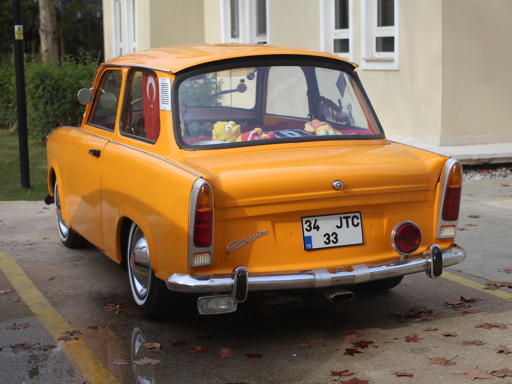 Petite voiture de collection vue de l'arrière