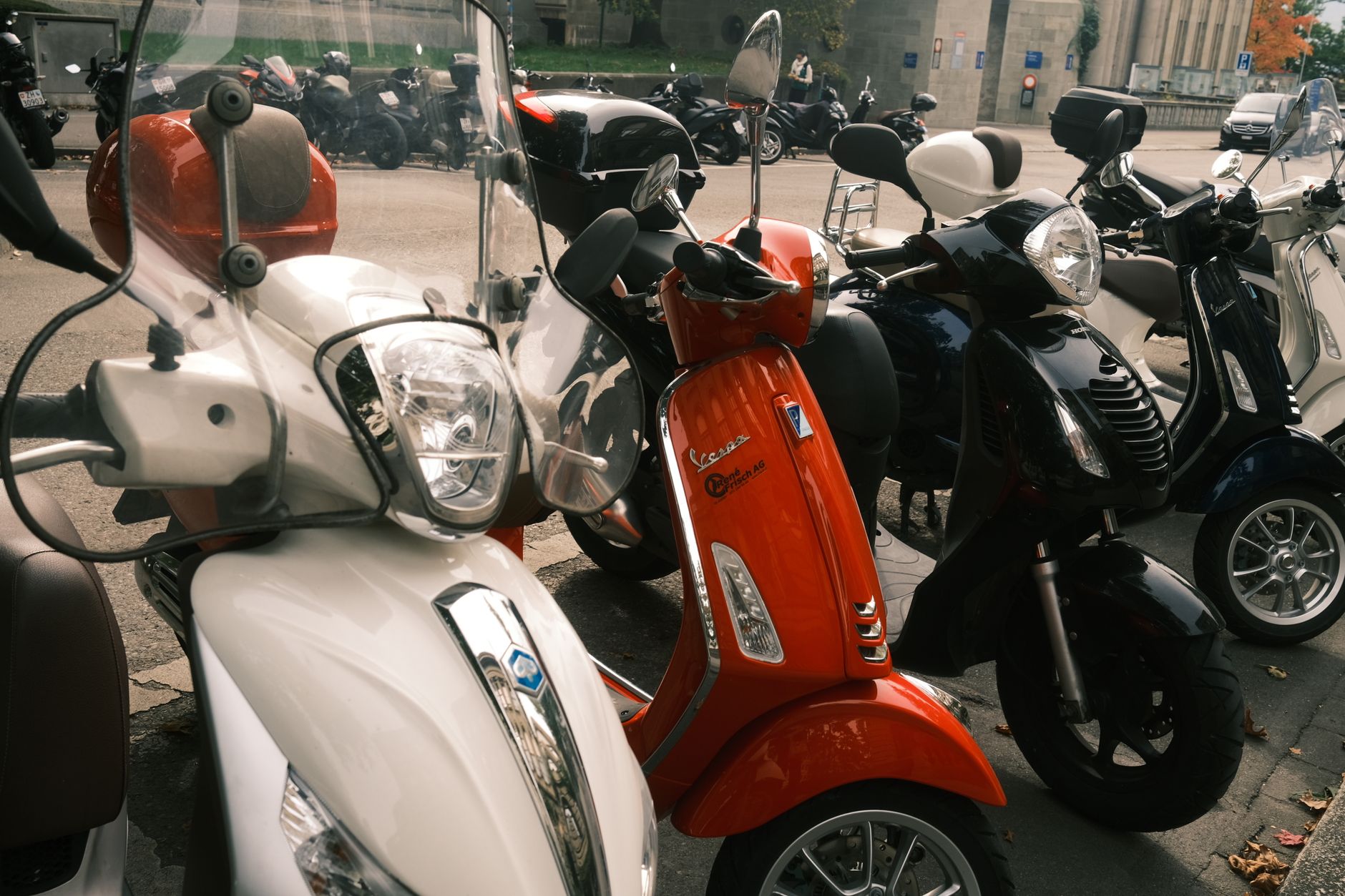 Scooter garé dans une rue en ville