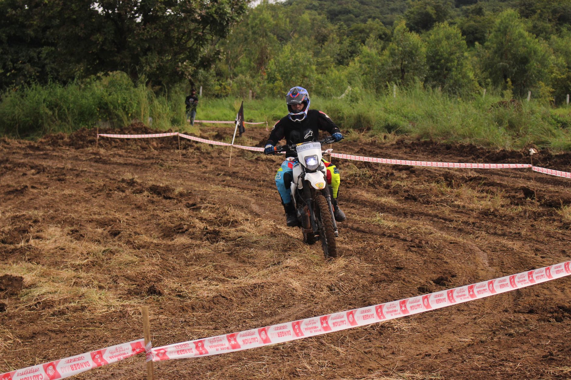 Moto trail sur une piste tout-terrain